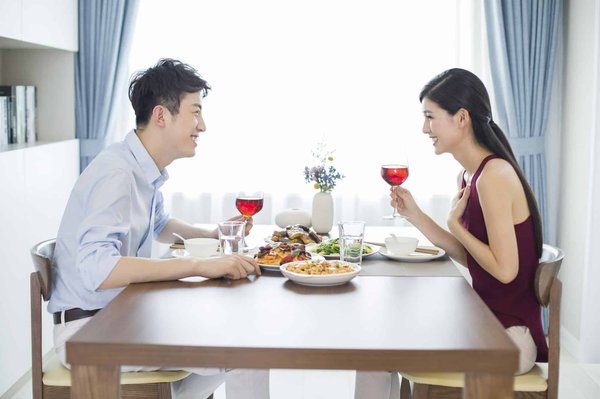 Repas en amoureux à la maison : idées et astuces